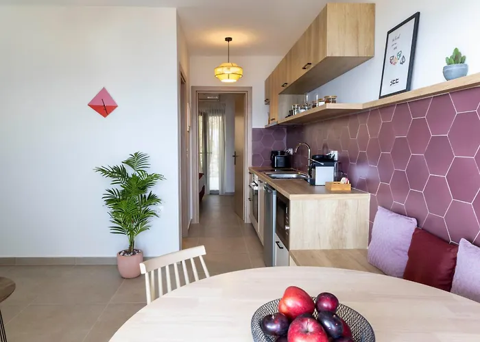 Apartament The Red Bee Nikiana